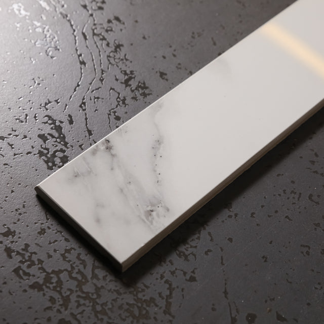 Battiscopa in ceramica 120 cm × 7 cm, spessore 0,9 cm, smussato e colorato - Swiss white grey