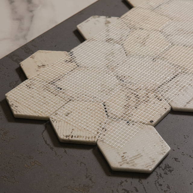 Mosaïque en verre pressé sur filet pour salle de bain et cuisine 41 cm x 26 cm - Hexa dark mat