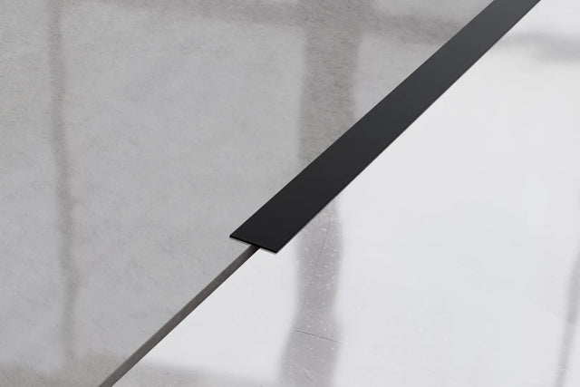 Striscia I in acciaio inossidabile decorativa per pareti nero matte RAL 9005