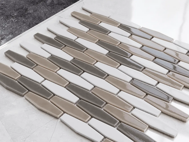 Mosaïque en céramique sur filet pour salle de bain ou cuisine 30,2 cm x 30,4 cm - Long hexagone