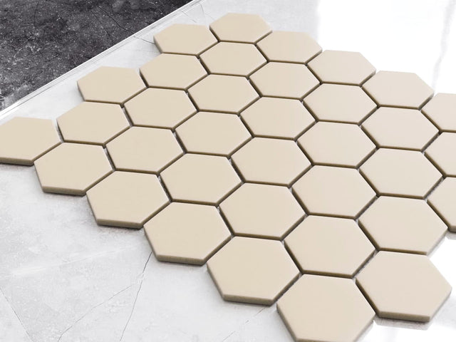 Mosaïque en céramique hexagonale sur filet pour salle de bain ou cuisine 32,3 cm x 27,7 cm - Beige hive