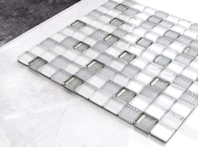 Mosaico in vetro su rete per bagno o cucina 30 cm x 30 cm - Crushed white silver