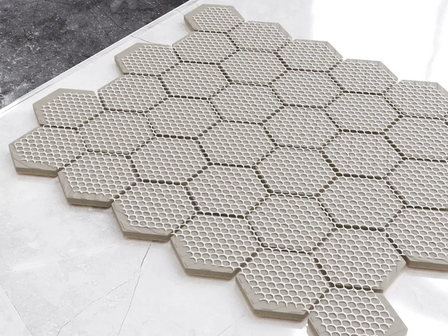 Mosaïque en céramique hexagonale sur filet pour salle de bain ou cuisine 32,3 cm x 27,7 cm - Beige hive